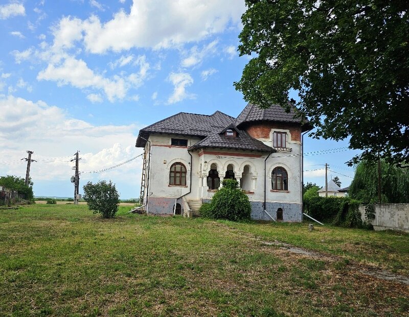 Poienarii Burchii, judetul Prahova, conac neoromanesc si teren 2.800 mp,