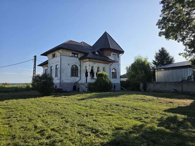 Poienarii Burchii, judetul Prahova, conac neoromanesc si teren 2.800 mp,